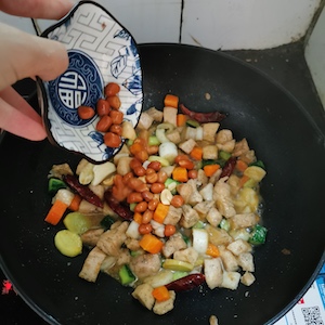 加入花生，稍微翻炒。静的宫保鸡丁