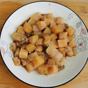 将鸡丁用宫保酱汁腌制，为京的宫保鸡丁准备