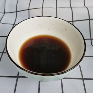 宫保鸡丁里有什么？ 静的宫保鸡丁的调味料。 料酒，酱油，醋，水，淀粉