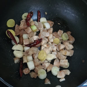 翻炒鸡肉直到变色。 静的宫保鸡丁