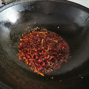 Stir-fry the sauce for 20 seconds, homemade Chinese "Armored Flower" Spicy Clams by Chen Jing