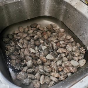 Soak the clams in salt water with a bit of oil to leech out sand. How to cook Chinese clam recipes