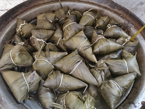 在锅里的北方粽子，粽子