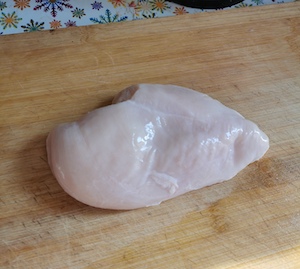 从新鲜、修剪和去皮的鸡胸肉开始