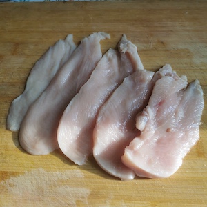 将鸡胸肉纵向切成细条