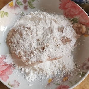 将鸡肉片用淀粉疏通，均匀裹上一层