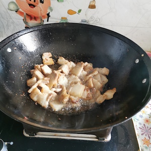 把脂肪煮下来，把五花肉煎成褐色