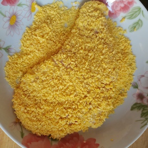 将鸡肉均匀的裹上面包糠