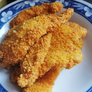 将鸡肉在热油中煎成漂亮的金黄色,一面炸3 分钟,反面炸2 分钟