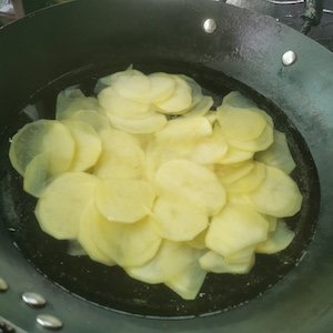 把切好的土豆煮半熟，然后当我们油炸它时，我们让它变脆
