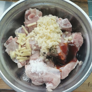 marinate the pork ribs with garlic and ginger