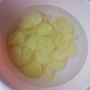 将土豆浸泡在冷水中以停止烹饪