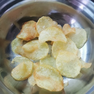 将自制的薯片炸至金黄酥脆