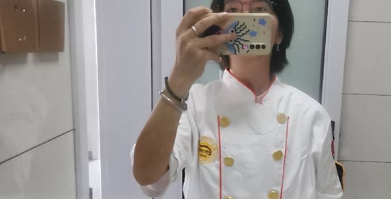 身着厨师服的静