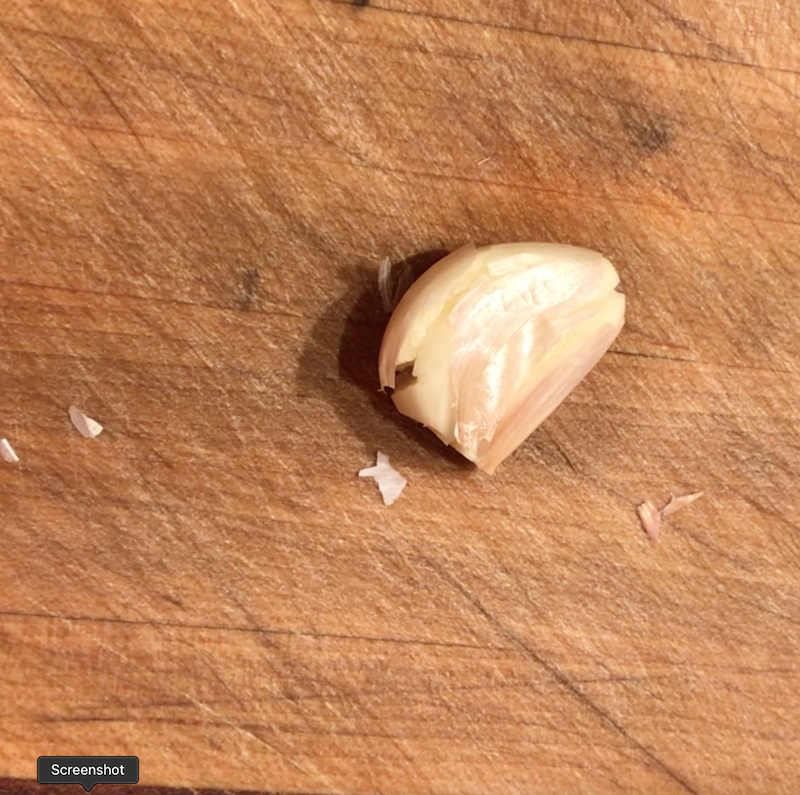 蒜瓣压碎后皮会剥落