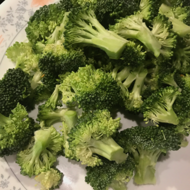 一口大小的切碎西兰花