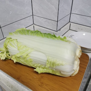 cleaning and trimming fresh vegetables in the professional Chinese Kitchen