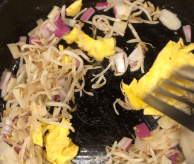 Saute the vegetables with the egg yolk