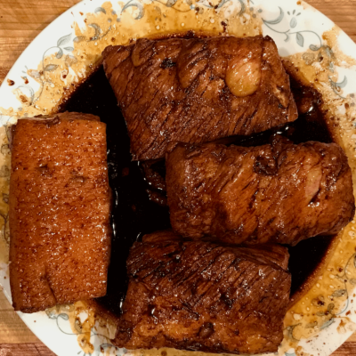 Let the simmered pork belly stand while the oil heats, cover it all over with quality dark soy sauce