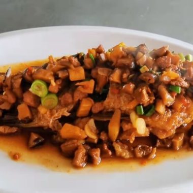 Dry-braised crucian carp, by Chen Jing