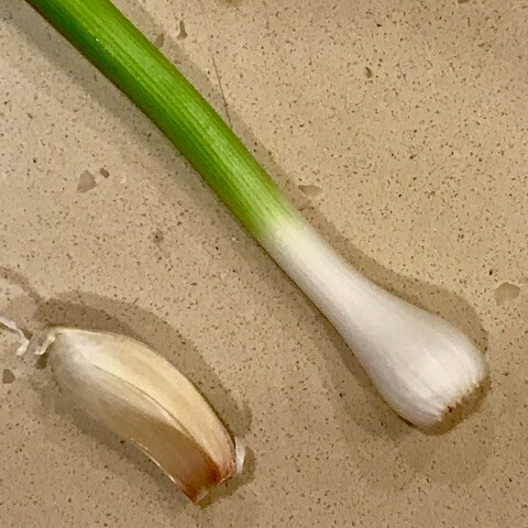 青蒜，洗净去皮后