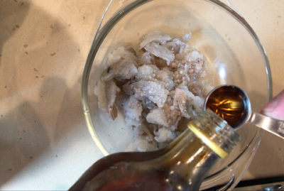 marinate shrimp with salt and shaoxing wine