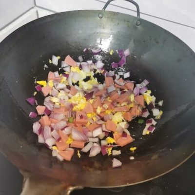 stir-fry the onion and ham with the egg