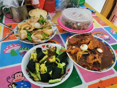 在餐厅，我们专注于花哨的展示。 在家里，我们享受最喜欢的家庭聚餐的个性化风味