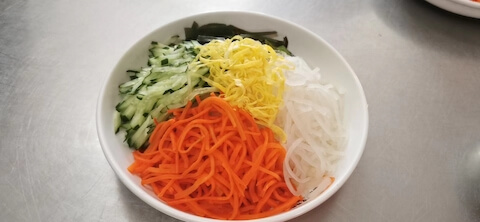 Shredded vegetables: knife skills and cold dish training