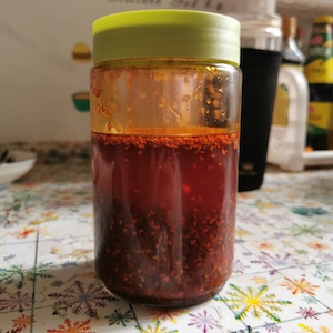 将辣椒油放入带盖的罐子中，静置 24 小时。