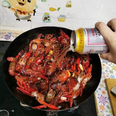 add the beer to the crayfish