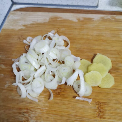 sliced green onion bulbs and sliced ginger