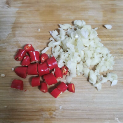 Chop the garlic and xiaomila chili