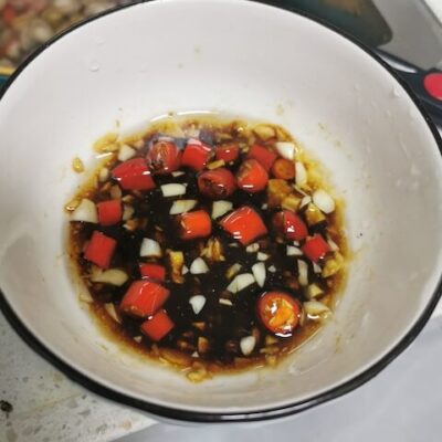 Prepare the sauce for Garlic and Enoki Mushrooms with Vermicelli