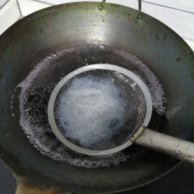 Briefly immerse the cellophane noodles (mung bean vermicelli) in the boiling water