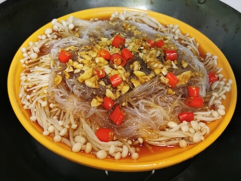 Garlic and Enoki Mushrooms with Vermicelli by Chen Jing