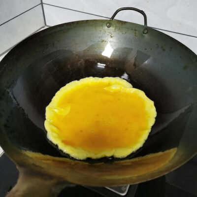 Let the eggs set before scrambling