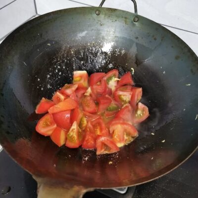 simmer the tomatoes in the wok