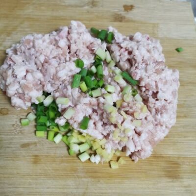 Mix the ginger, half the green onions, and the minced pork