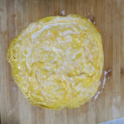 spread starch water on the surface of the egg
