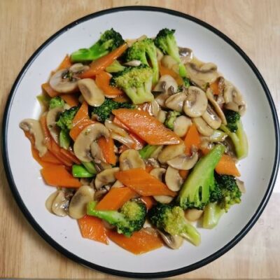 Stir-fried mushrooms with broccoli