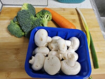 Stir-fried mushrooms with broccoli