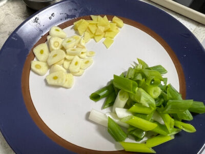cut the scallions diagonally, into 1 inch pieces. Slice the garlic and ginger.