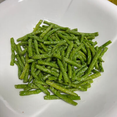 Drain the oil from the beans and set them aside.