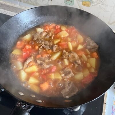 add 100 ml water to the beef, tomatoes, and potatoes, boil, and simmer
