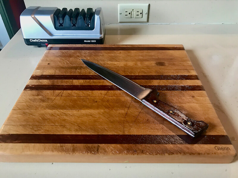 Western-style kitchen knife, and three-stage electric sharpener with 15 degree cutting angle