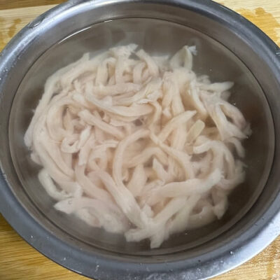 Rinse the chicken repeatedly until the water is clear, then drain the chicken.