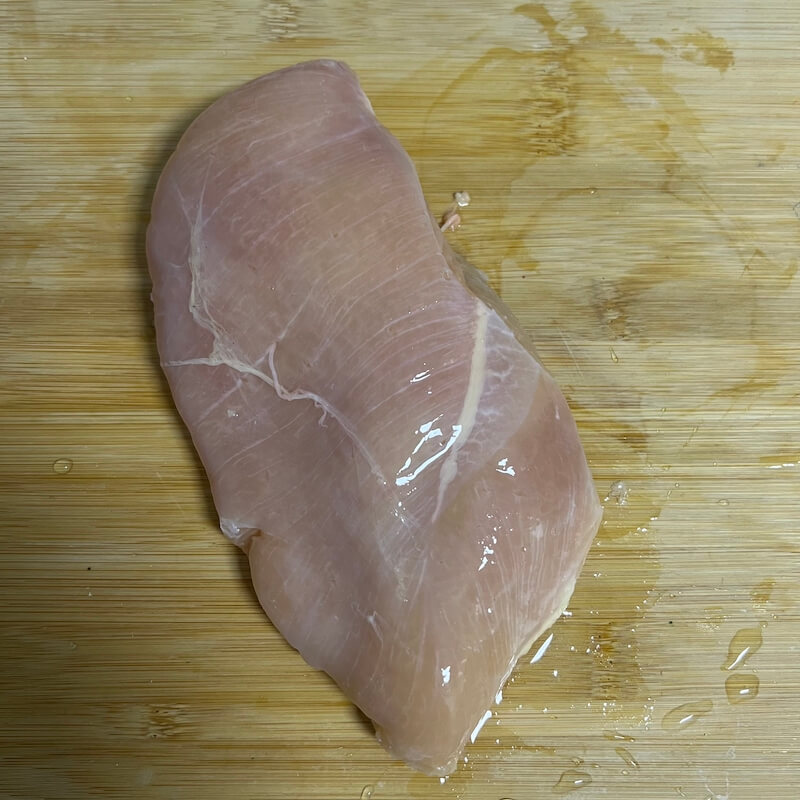 First, we need to cut from the white line part of the chicken breast, dividing the chicken breast into two parts, because their grains are opposite.