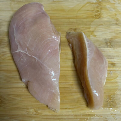 First, we need to cut from the white line part of the chicken breast, dividing the chicken breast into two parts, because their grains are opposite.