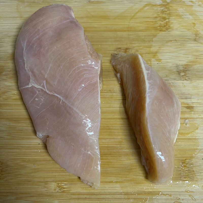 First, we need to cut from the white line part of the chicken breast, dividing the chicken breast into two parts, because their grains are opposite.